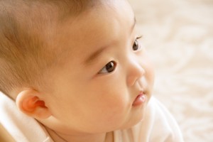赤ちゃんじっと見つめる