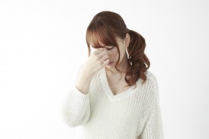 疲れ目の女性
