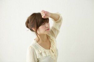 疲れてめまいを起こす日本人女性