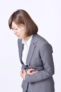 お腹が痛い日本の女性社員