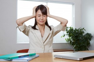 頭を抱える女性