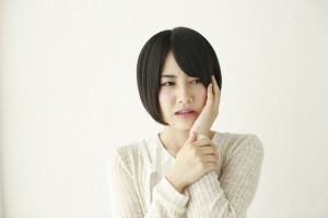 歯が痛い日本人女性