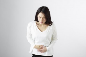 お腹が痛い女性