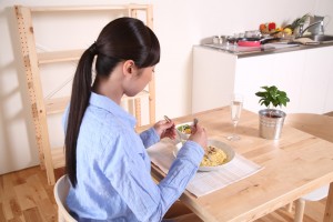 食事中の女性